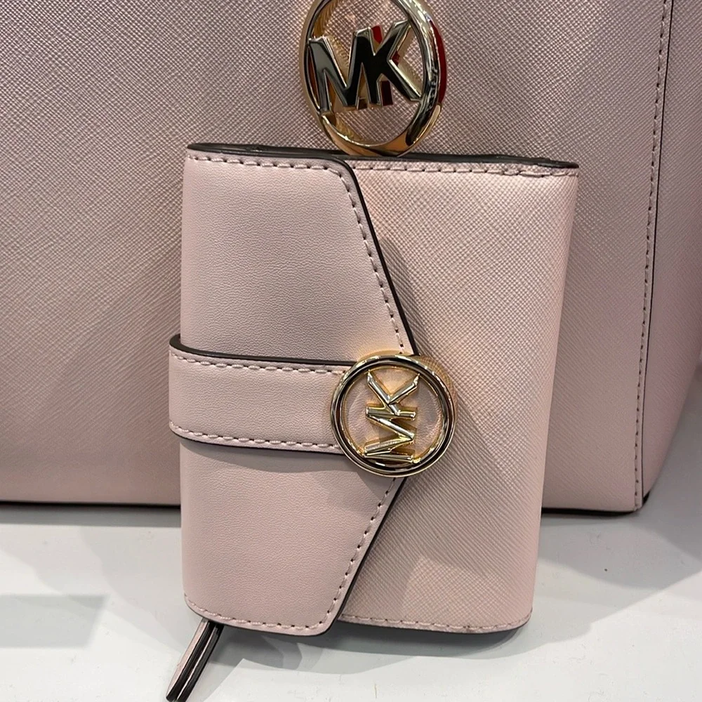 MICHAEL KORS
Carmen Medium Faux Leather Wallet
Powder Blush 
NWT - Picture 6 of 16